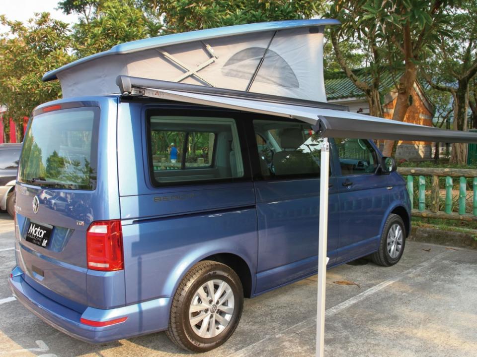車側設有伸縮式遮陽棚，可使用工具輕鬆開棚遮陽。