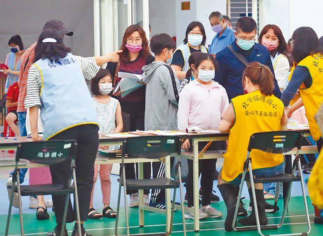新冠肺炎疫情持續蔓延，台北市兒童BNT疫苗在各校陸續開打，許多家長26日陪著學童前往銘傳國小接種疫苗。（范揚光攝）