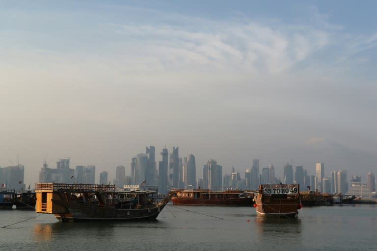 Unos barcos anclados frente a los rascacielos de Doha, en una imagen del 24 de septiembre de 2017 (Karim Jaafar)