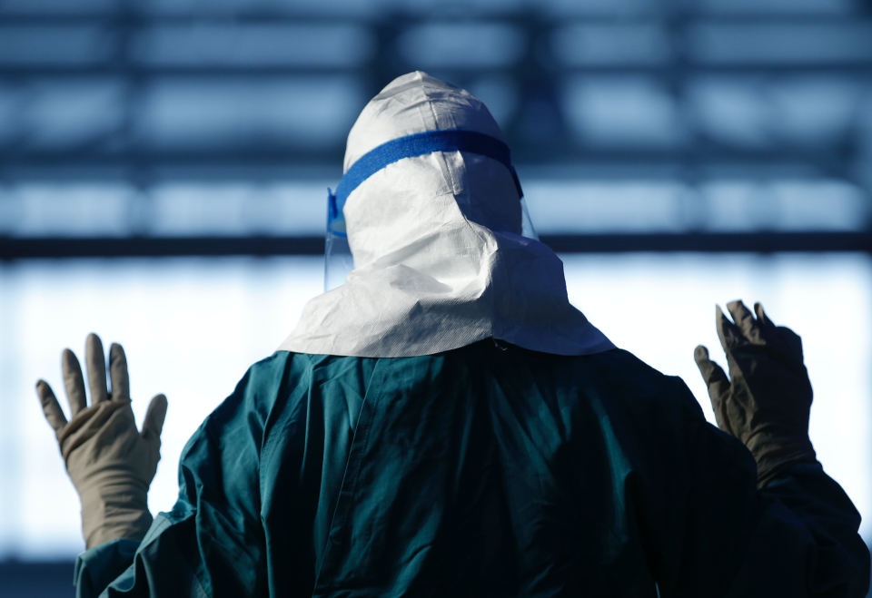 A registered nurse with Mount Sinai Medical Health Systems demonstrates putting on personal protective equipment (PPE) in New York, October 21, 2014. (Photo: REUTERS/Mike Segar)