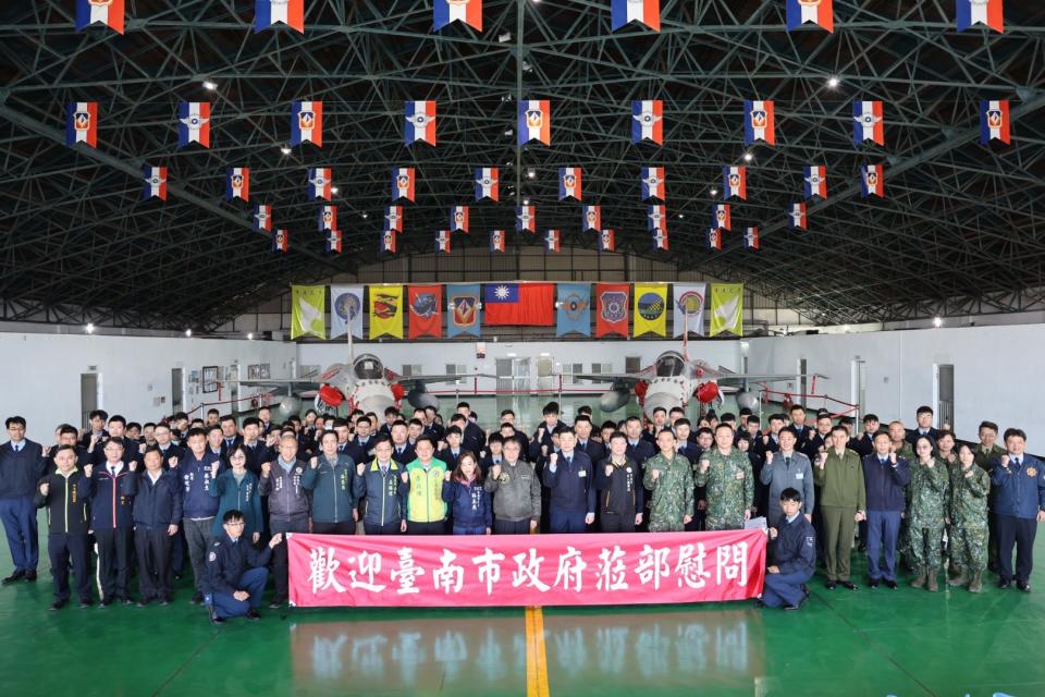 黃偉哲春節前夕親赴空軍第一戰術戰鬥機聯隊 感謝國軍堅守崗位保家衛國。〈圖／翻攝畫面〉