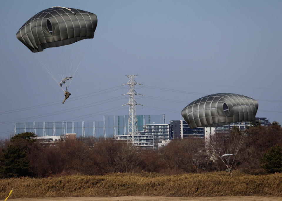 2023年1月8日，日美英澳在日本船橋進行新年聯合空降軍演，美、英空降部隊從日本自衛隊的飛機跳傘。路透社