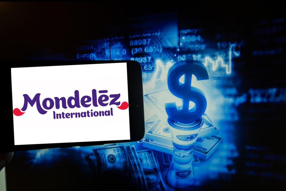 <p>Bimbo ha anunciado reciente la venta o traspaso de importantes negocios que no pertenecen específicamente al negocio de la panificación. Recientemente concretó la venta de Ricolino a la multinacional de las golosinas Mondelez International por unos 1.329 millones de dólares. La marca Ricolino, que fabrica la Paleta Payaso, Kranky, Bubulubu, Sonrics,Bocadin, Chocoretas, Gomilocas, Dulcigomas, Duvalin, Moritas, Panditas, Huevitos de chocolate, Raspafresch pasará a ser propiedad de la corporación estadounidense.</p> <p>“La razón estratégica detrás de esta decisión es que nos estamos enfocando en nuestros negocios principales: alimentos a base de granos”, dijo Daniel Servitje, presidente y director ejecutivo del grupo Bimbo.</p> <p>También se conoció que el Grupo Apex adquirió el negocio de palomitas de maíz Pop Up al Grupo Bimbo, aunque los detalles de la transacción aún no han sido revelados. El Grupo Apex también habría formado un acuerdo a largo plazo que le otorga la distribución exclusiva para España, Portugal y Andorra de la marca Eaglenuts, que también es propiedad del Grupo Bimbo.</p> <p>(Getty Images)</p> 