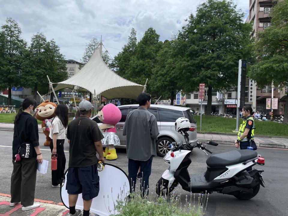 吉祥物「ㄚ桃、園哥」及警察局形象大使顏孜庭，用俏皮方式針對行人交通事故肇事原因進行情境劇演繹。圖：警方提供