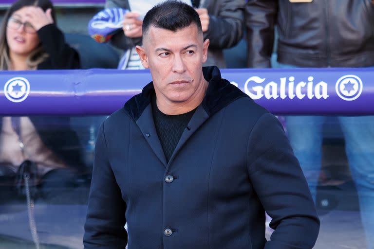 VALLADOLID, 05/11/2022.- El entrenador del Elche, Jorge Almirón, durante el partido correspondiente a la decimotercera jornada de LaLiga entre el Real Valladolid CF y el Elche CF disputado este sábado en el estadio José Zorrilla de Valladolid. EFE/ R. García
