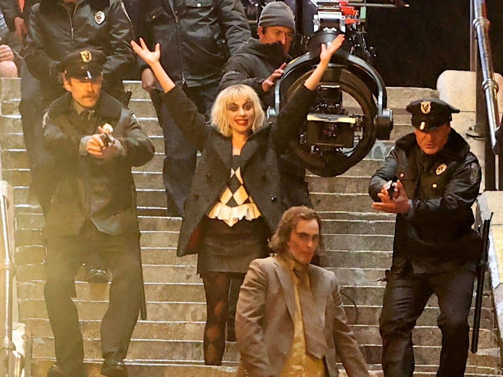 Joaquin Phoenix (vorne) und Lady Gaga als Joker und Harley Quinn beim Dreh zu "Joker: Folie à deux". (Bild: imago/Cover-Images)