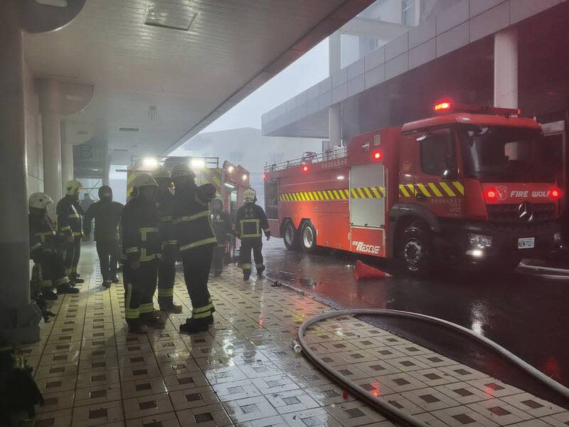 東港安泰醫院失火  消防到場救援 屏東縣東港安泰醫院3日上午火警，院方緊急疏散院 內醫護人員及患者，消防人員獲報後也緊急到場協助 救援。 中央社記者黃郁菁攝  113年10月3日