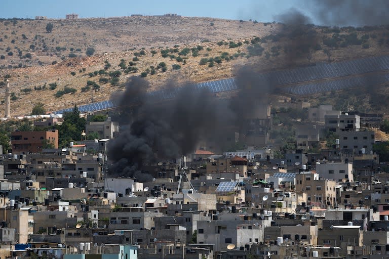 Una columna de humo en la frontera entre Israel y el Líbano.