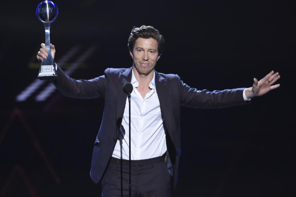 Snowboarder Shaun White accepts the ESPY award for best Olympic moment, on July 18 in Los Angeles. (Photo: Phil McCarten/Invision/AP)