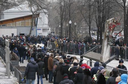 People stand in a line to attend a memorial service before the funeral of Russian leading opposition figure Boris Nemtsov in Moscow, March 3, 2015. REUTERS/Maxim Shemetov