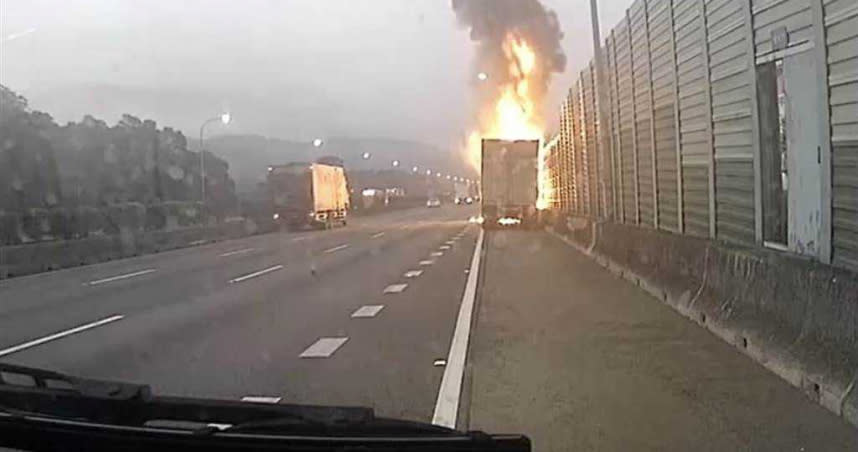 國1南下三義段聯結車起火燃燒，消防人員趕抵灌救。（圖／消防局提供）