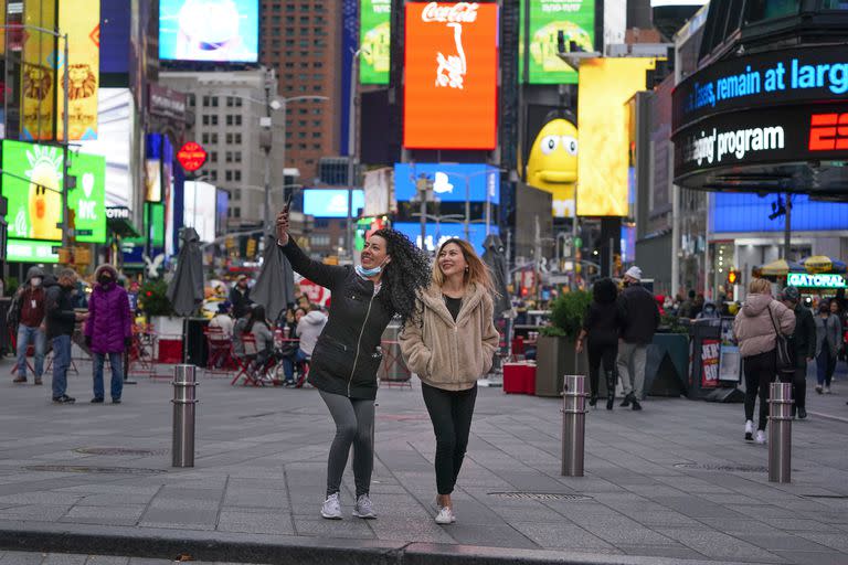 Peatones posan para fotos en Times Square