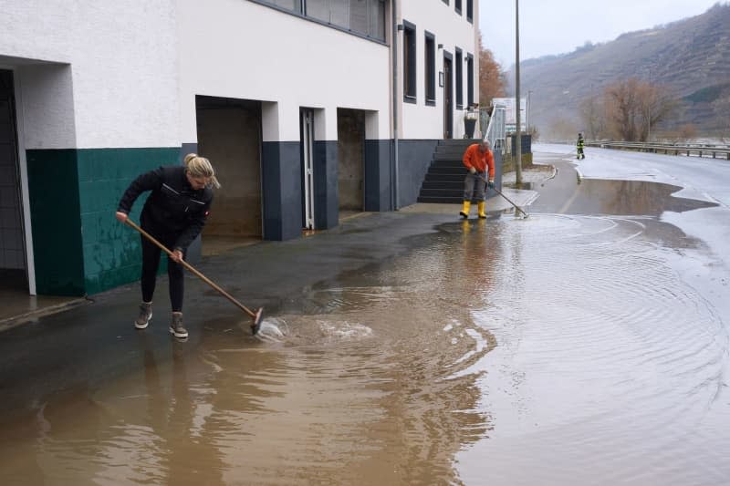 Residents in the Lay district of Koblenz clean up the mud left behind by the flooding of the Moselle. The water levels are falling again. Thomas Frey/dpa