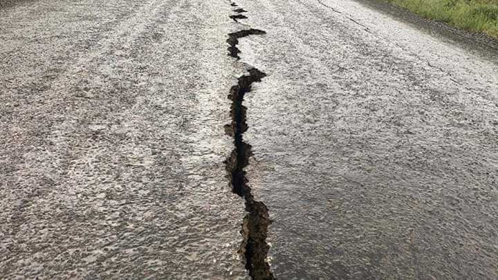 地震將馬路震出裂縫。（圖／翻攝自Severe Weather Turkey臉書）