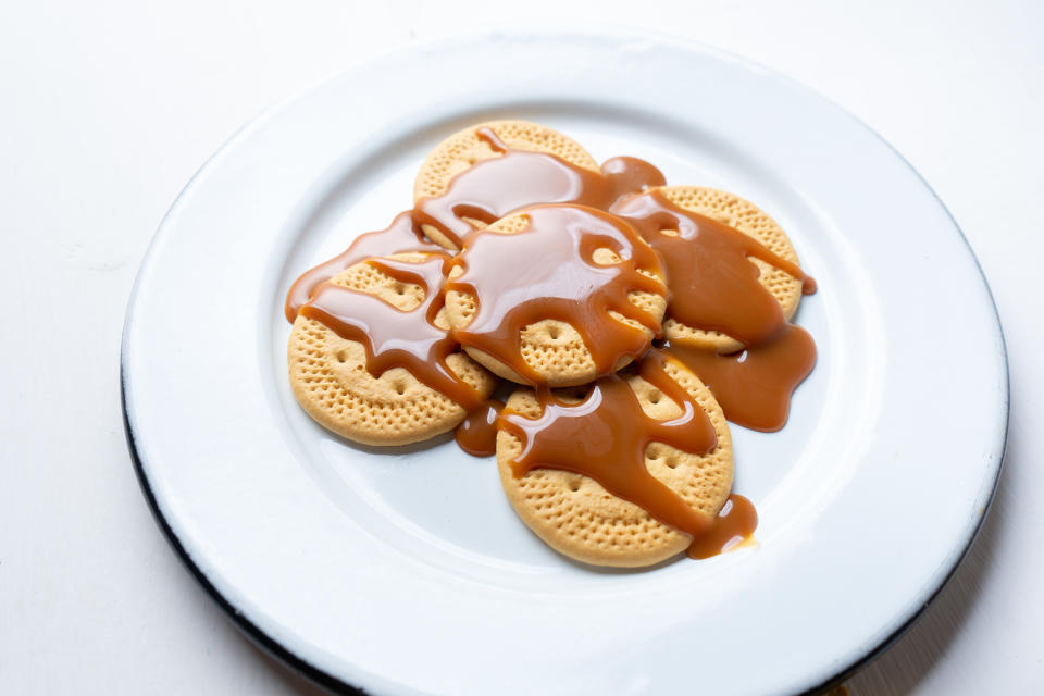 Galletas María con dulce mexicano de leche de cabra caramelizada llamado 