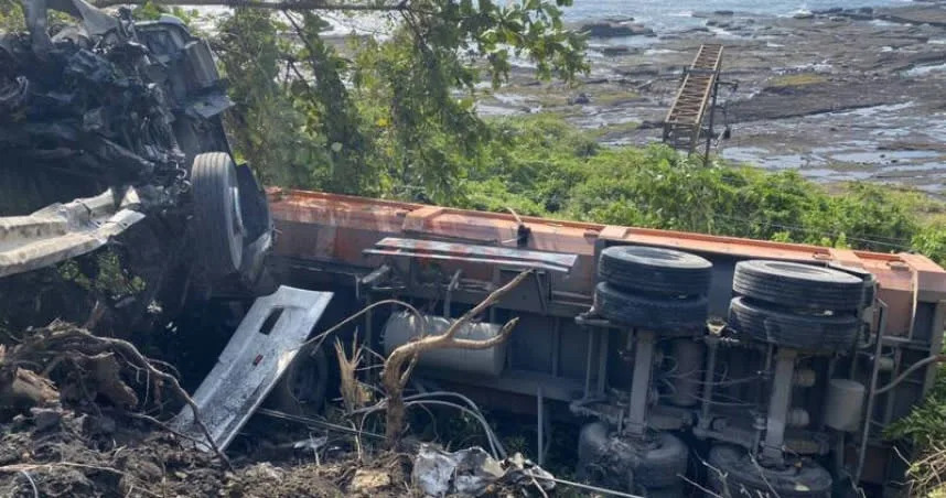 宜蘭縣頭城鎮台2線濱海公路大里段，發生卡車翻覆意外，最近處僅距軌道10公尺。（圖／台鐵提供）