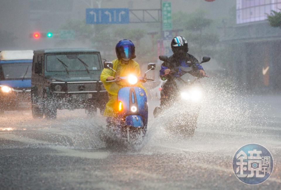 中央氣象署發布15縣市豪、大雨特報，其中又對多個縣市發布大雷雨即時訊息。（本刊資料照）