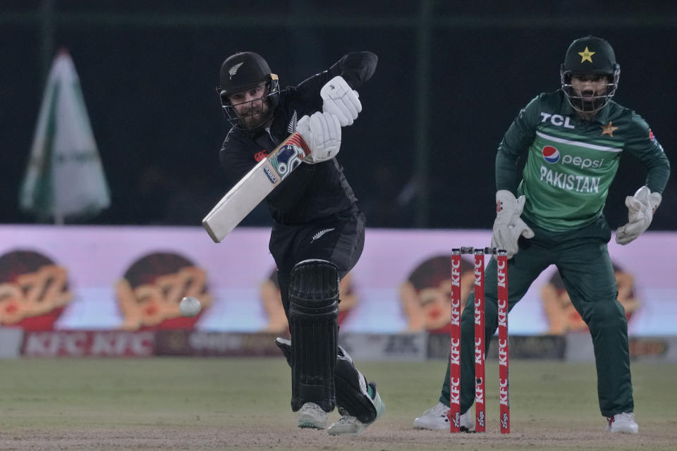 New Zealand's Tom Blundell, center, plays a shot as Pakistan's Mohammad Rizwan watches during the third one-day international cricket match between Pakistan and New Zealand, in Karachi, Pakistan, Wednesday, May 3, 2023. (AP Photo/Fareed Khan)