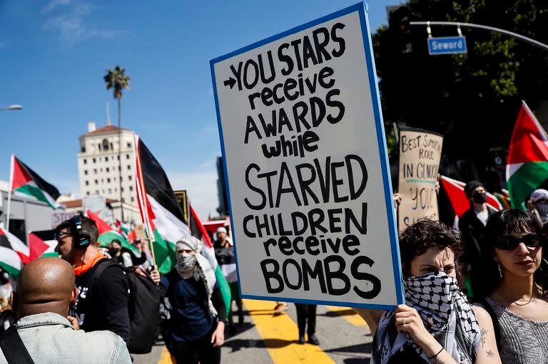 "Tus estrellas reciben premios mientras niños hambrientos reciben bombas", señalaba uno de los carteles de los participantes en la protesta en Hollywood - Créditos: @Etienne Laurent