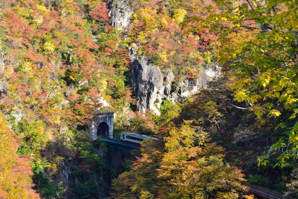 鳴子峽是全長約為4.5公里的溪谷，最經典場景莫過於列車穿越峽谷鐵橋。圖：謝佳真／攝