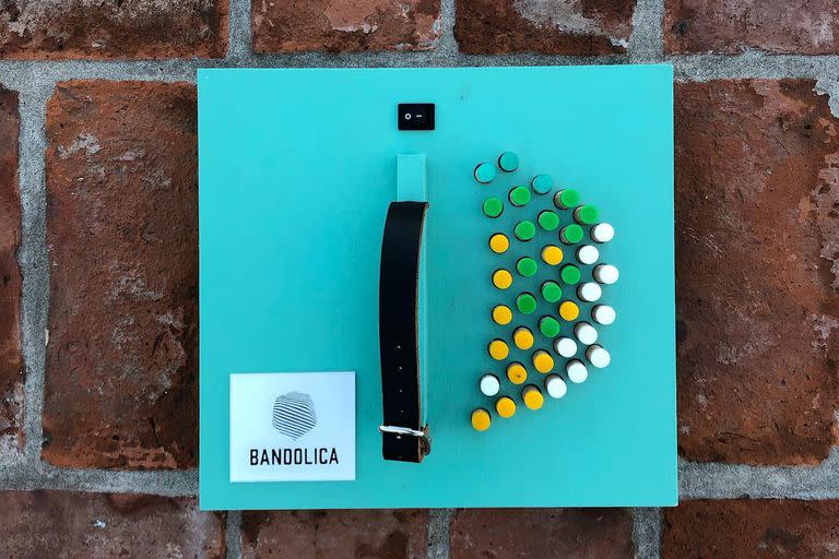 Bandólica es un teclado de bandoneón hecho en la Argentina que se conecta a un sitio especial y permite practicar sin tener el instrumento en la mano