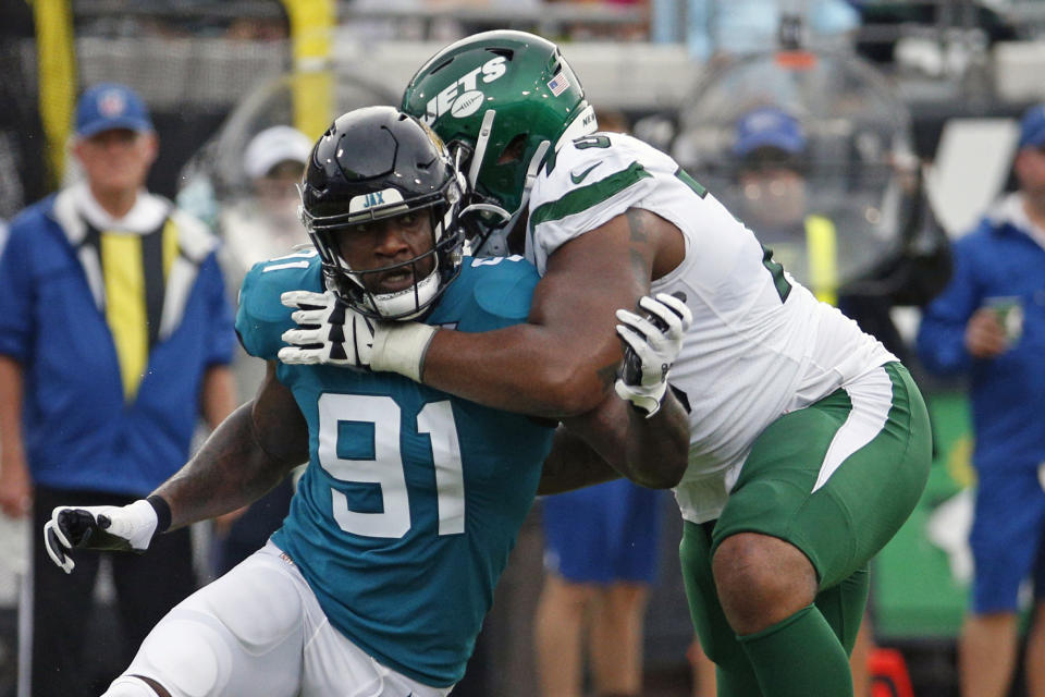 ARCHIVO - En imagen de archivo del 27 de octubre de 2019, el defensive end Yannick Ngakoue (91), de los Jaguars de Jacksonville, trata de vencer al offensive tackle Chuma Edoga, de los Jets de Nueva York, en un duelo de la NFL en Jacksonville, Florida. (AP Foto/Stephen B. Morton, archivo)