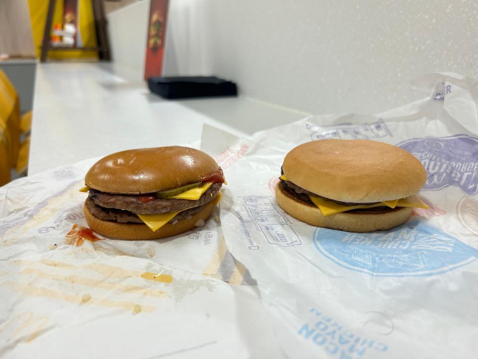 Le nouveau et l'ancien McDonald's Double Cheeseburgers côte à côte.