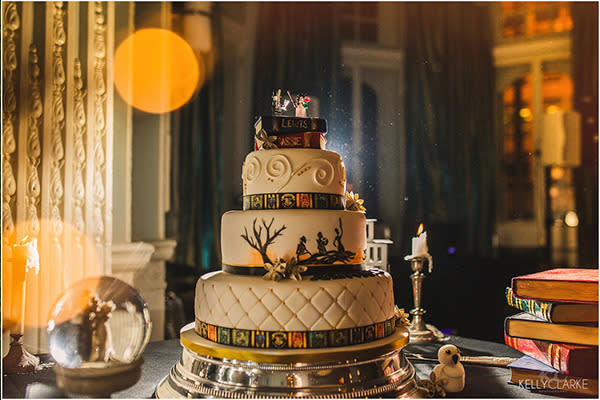 Una torta de película. En los tres pisos se pueden ver los escudos de las diferentes casas de Hogwarts, y una recreación de la leyenda de las Deathly Hollows. Foto: kellyclarke.co.uk/