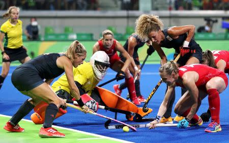 2016 Rio Olympics - Hockey - Final - Women's Gold Medal Match Netherlands v Britain - Olympic Hockey Centre - Rio de Janeiro, Brazil - 19/08/2016. Kitty van Male (NED) of Netherlands (L) and Maria Verschoor (NED) of Netherlands (2R) compete with Madeleine Hinch (GBR) of Britain (2L) and Kate Richardson-Walsh (GBR) of Britain (R). REUTERS/Matthew Childs