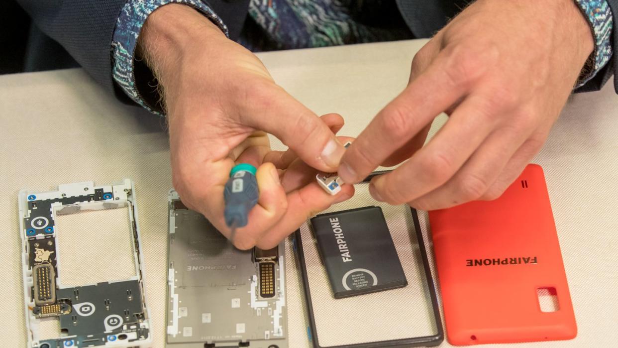 Fairphone-Geräte lassen sich leicht für eine Reparatur zerlegen. Die Niederländer setzen bei ihren Smartphones traditionell auf eine längere Nutzungsdauer. Foto: David Karmann