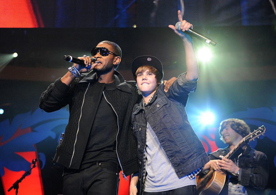 Bieber performing with Usher in 2009