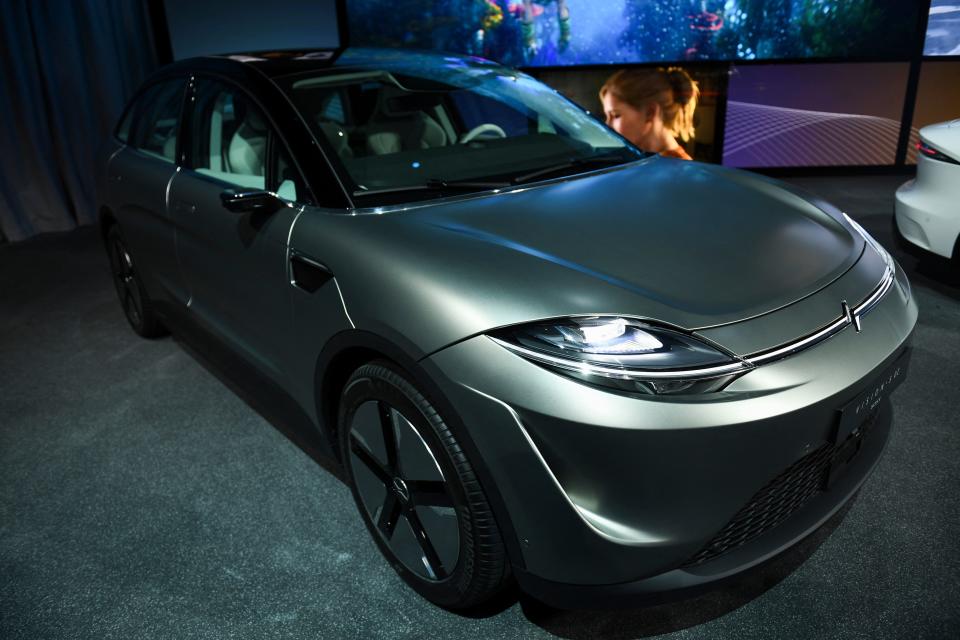 Le prototype de véhicule électrique SUV Sony Vision-S est dévoilé lors de la conférence de presse de Sony en amont du Consumer Electronics Show (CES) le 4 janvier 2022 à Las Vegas, Nevada.  - Le géant de l'électronique Sony a dévoilé mardi un nouveau prototype de son véhicule électrique Vision-S et a annoncé la création d'une entreprise pour explorer le saut sur le marché en croissance rapide.  La firme japonaise, mieux connue pour ses téléviseurs et ses consoles de jeux vidéo, créera la filiale Sony Mobility au printemps 2022 alors qu'elle pèse en entrant sur le terrain.  (Photo de Patrick T. FALLON / AFP) (Photo de PATRICK T. FALLON/AFP via Getty Images)