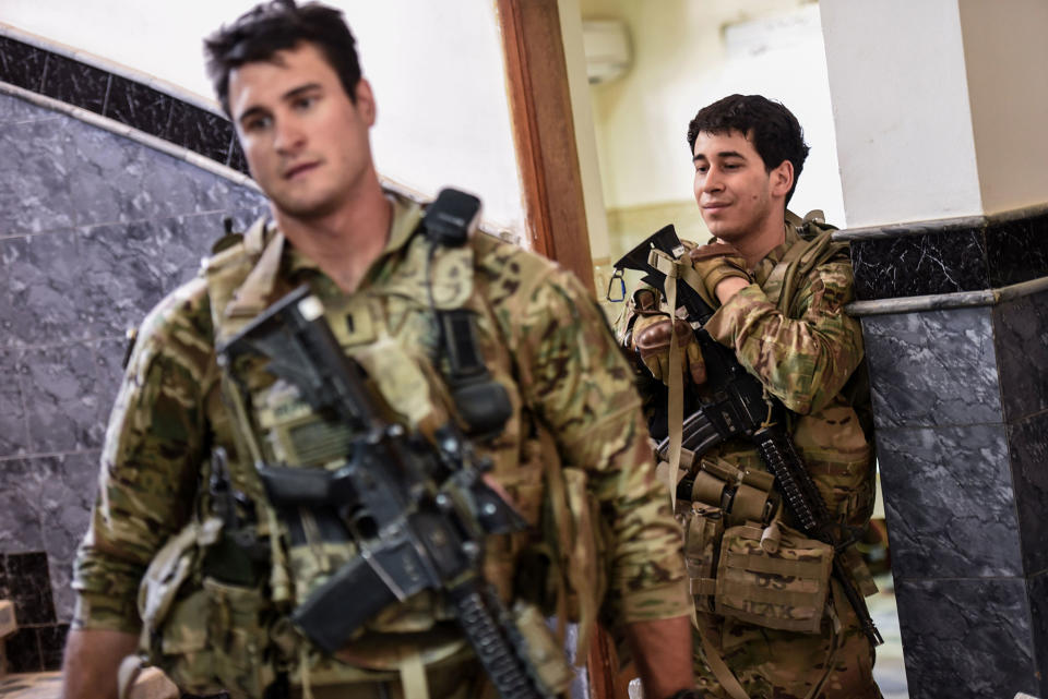 <p>U.S. soldiers advising Iraqi forces are seen in the city of Mosul on June 21, 2017, during the ongoing offensive by Iraqi troops to retake the last district still held by the Islamic State (IS) group. (Photo: Mohamed el-Shahed/AFP/Getty Images) </p>