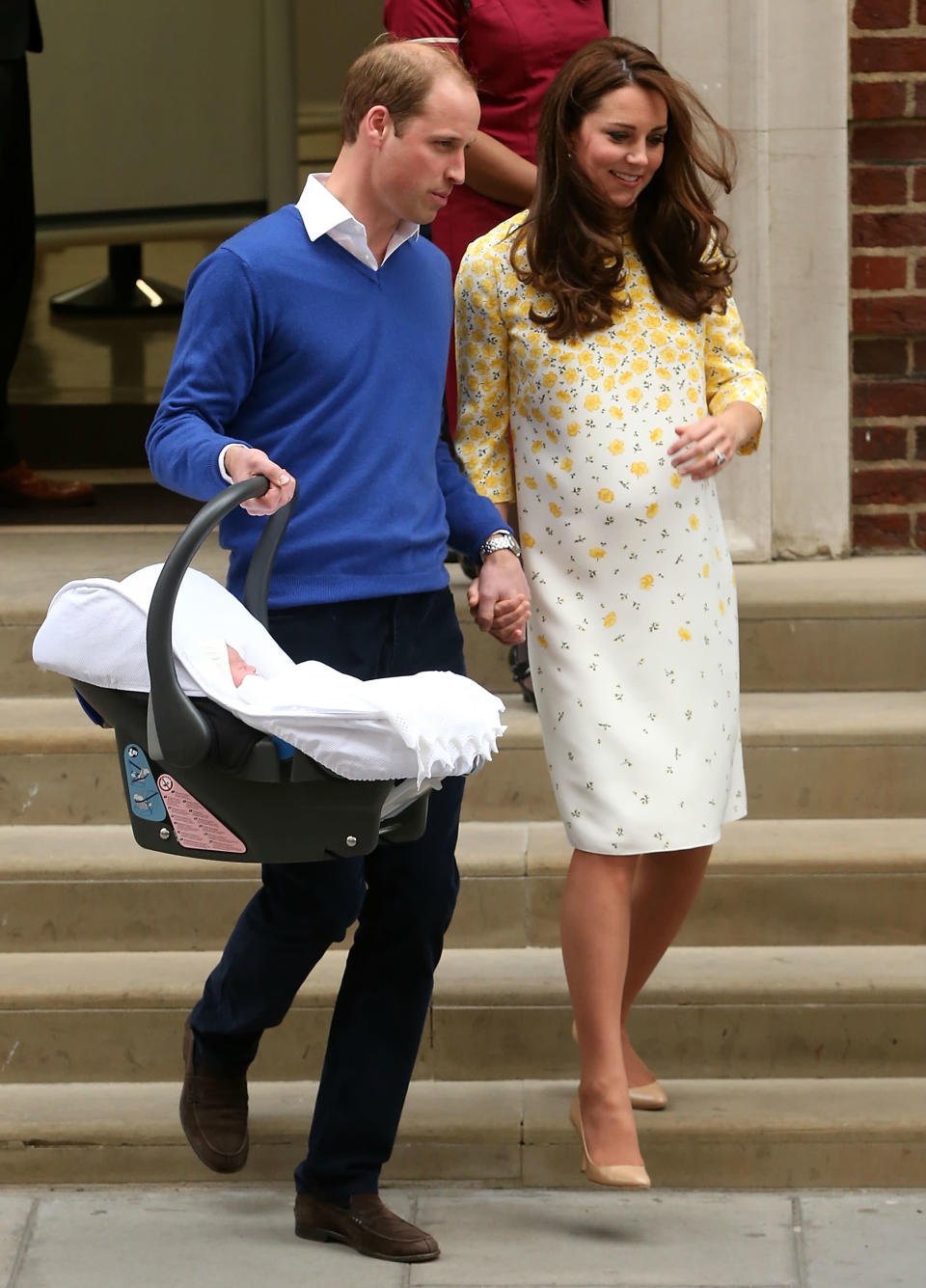 <p>La primera hija de los duques de Cambridge nació en 2015 y, al salir del hospital, Kate Middleton volvió a elegir un vestido de Jenny Packham. (Foto: Getty Images). </p>