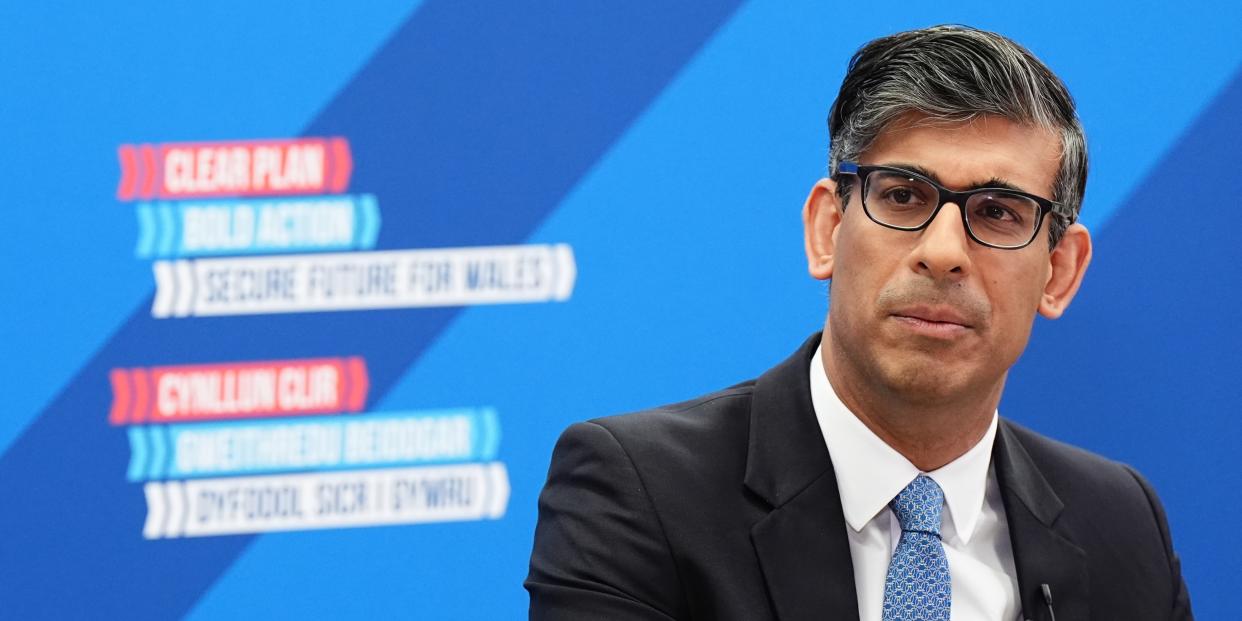 Der britische Premierminister Rishi Sunak spricht am 21.06.2024 während eines Besuchs bei einem Badausstatter im Rahmen des Wahlkampfs in Rhyl.<span class="copyright">Aaron Chown/PA Wire/dpa</span>