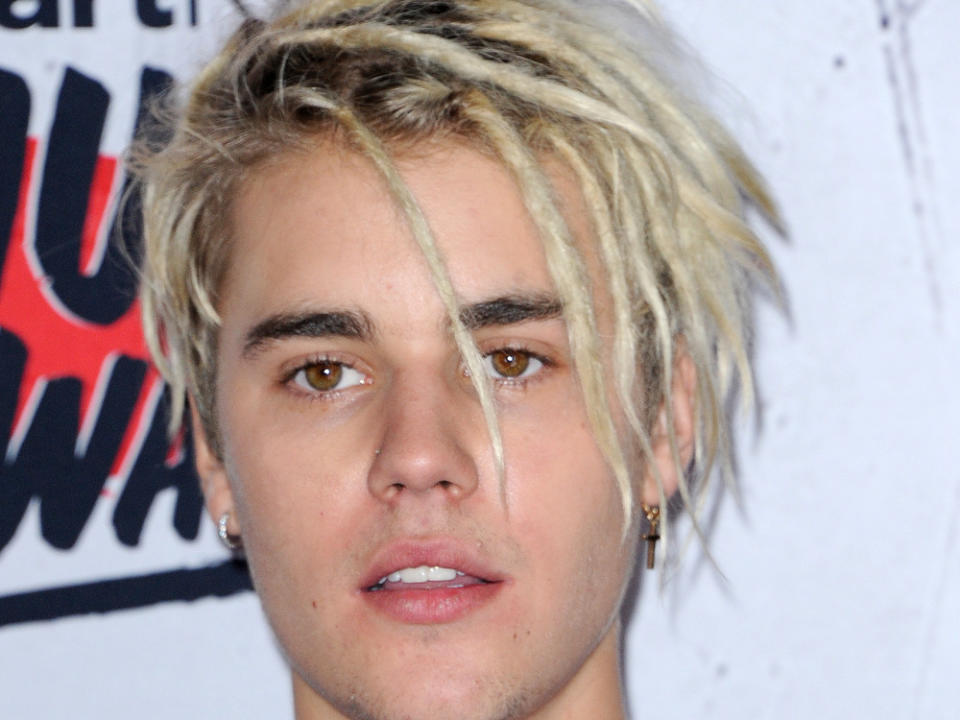 Schon 2016 wurde Justin Bieber für seine Frisur kritisiert (Bild: Tinseltown/Shutterstock.com)