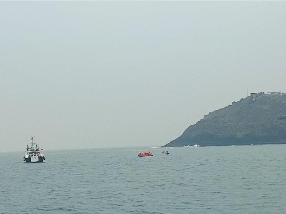 現場持續由4艘巡防艇與陸方6艘救難船艦共同搜救中。（海巡署提供／林雅惠高雄傳真）