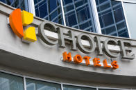 <p>Choice Hotels International gilt als einer der größten Lizenzgeber der Hotelbranche weltweit. Mit alleine 1.152 Häusern in Europa kann sich die Gruppe gut gegen Mitbewerber behaupten. Viele der Hotels werden nicht vom Mutterkonzern, sondern von Franchisenehmern betrieben. (Foto: ddp) </p>