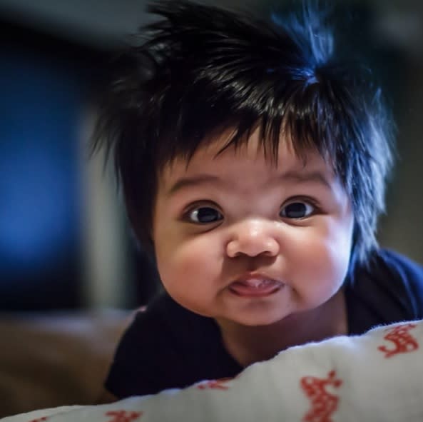 Unfassbar niedlich: Babys mit voller Haarpracht