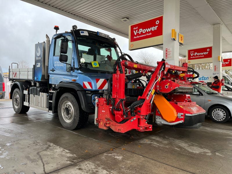 A Mercedes-Benz Unimog filling up at a hydrogen station