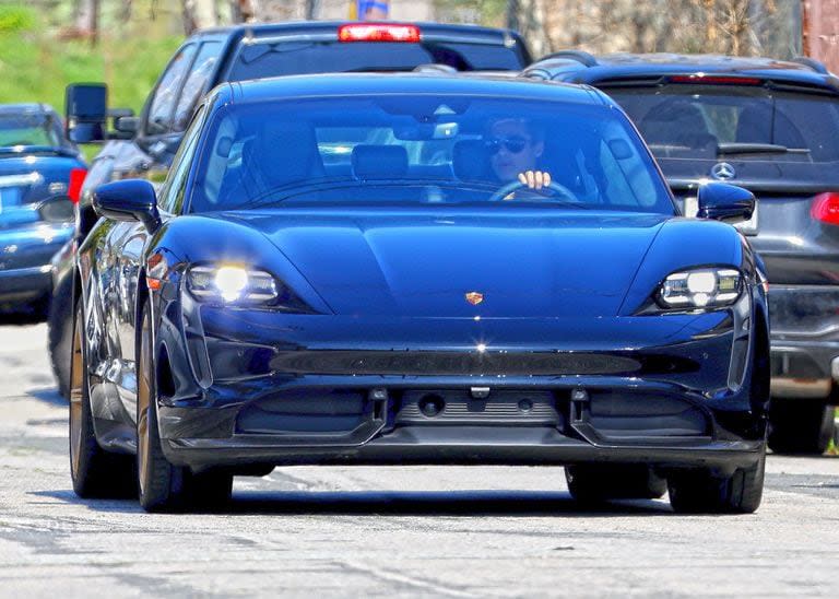 El Porsche Taycan Turbo S Sedan de Brad Pitt está valuado en 200.000 dólares. El actor, que en mas de una ocasión se ha declarado amante de los autos, estará filmando en Inglaterra junto a varios corredores de la Fórmula 1. Él mismo piloteará uno de los vehículos de carrera