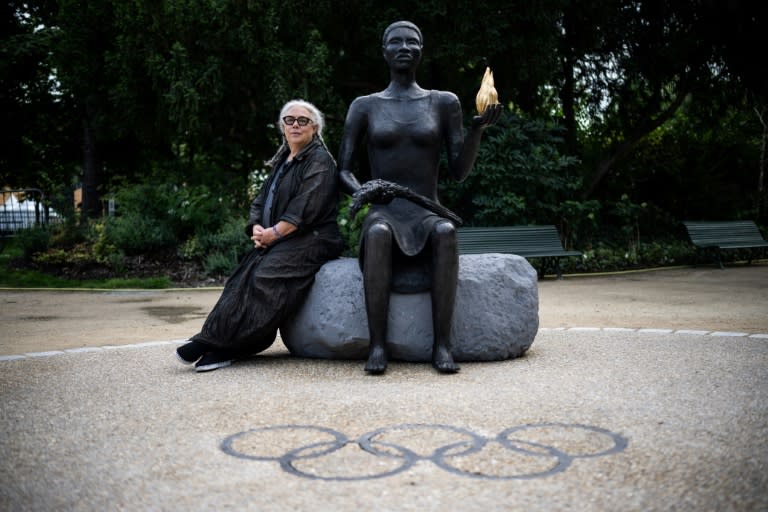 L'artiste américaine Alison Saar pose le 21 juin 2024 à Paris devant la sculpture qu'elle a créée pour symboliser les Jeux olympiques (JULIEN DE ROSA)