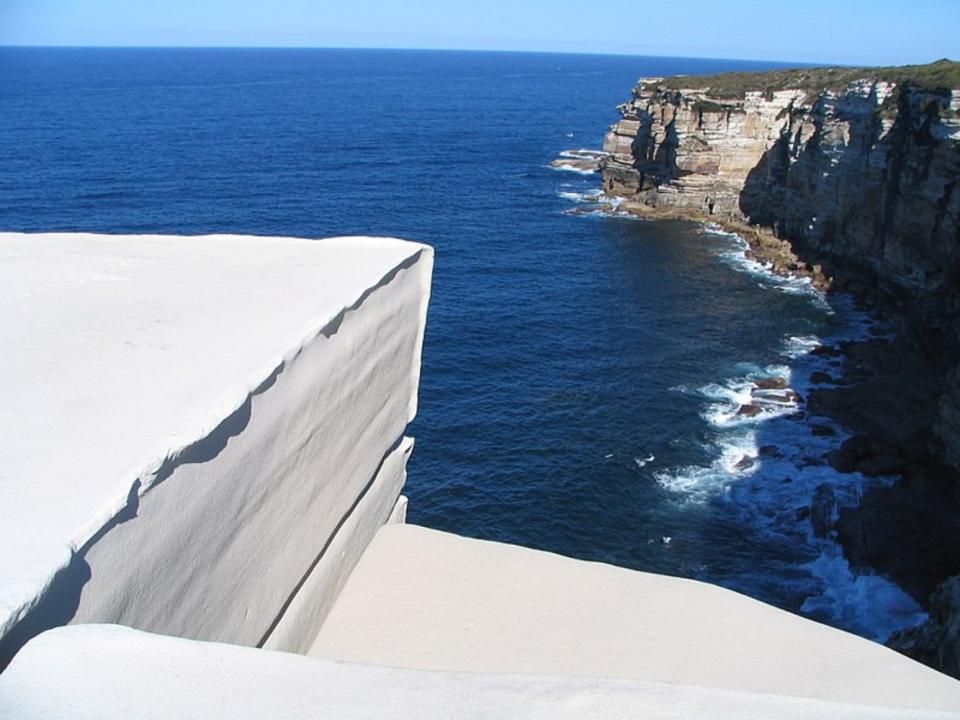 <p>El Wedding Cake Rock (literalmente, la roca de pastel de bodas) se llama así por su forma y su llamativo color blanco y durante mucho tiempo ha sido un lugar popular para realizar fotos arriesgadas tanto por profesionales como por turistas. Sin embargo, el lugar se cerró al público en 2015 debido al elevado número de visitantes y a su poca estabilidad. (Foto: <a rel="nofollow noopener" href="http://commons.wikimedia.org/wiki/File:Wedding_Cake_rock.jpg" target="_blank" data-ylk="slk:Wikimedia Commons;elm:context_link;itc:0;sec:content-canvas" class="link ">Wikimedia Commons</a> / BriMiDra / <a rel="nofollow noopener" href="http://creativecommons.org/licenses/by-sa/4.0/deed.en" target="_blank" data-ylk="slk:CC BY-SA 4.0;elm:context_link;itc:0;sec:content-canvas" class="link ">CC BY-SA 4.0</a>). </p>