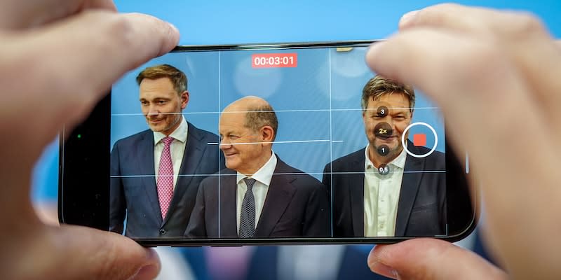 Bundeskanzler Olaf Scholz (SPD, M), Robert Habeck (r, Bündnis 90/Die Grünen), Bundesminister für Wirtschaft und Klimaschutz, und Christian Lindner (FDP), Bundesminister der Finanzen, nehmen an einer Pressekonferenz zum Haushaltsplan 2025 teil.<span class="copyright">dpa</span>