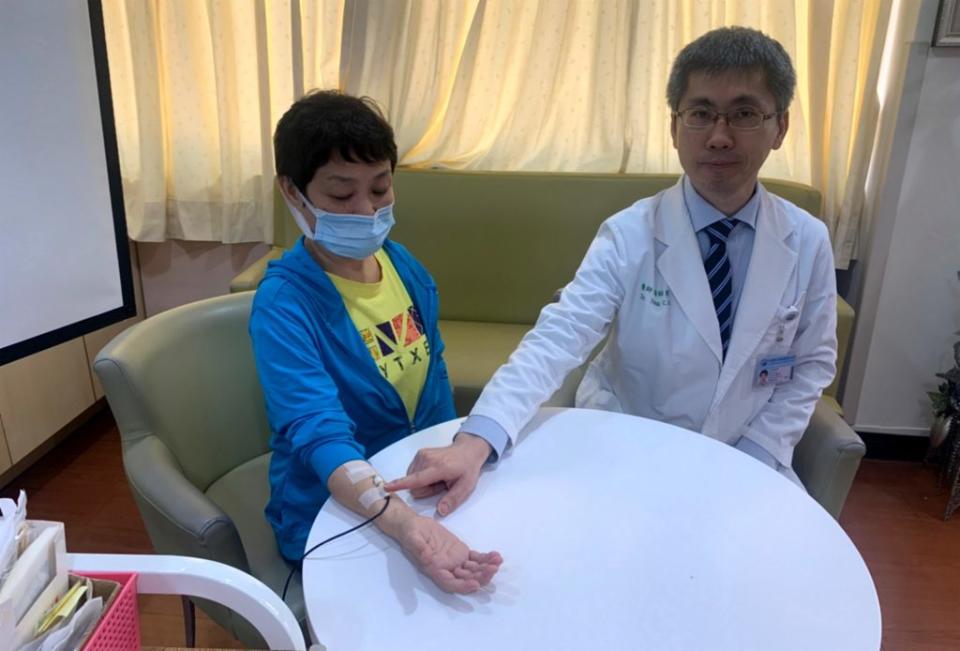 神經內科醫師楊昭男除為林姓婦人進行傳統復健外，還利用靜脈雷射治療。（記者陳金龍翻攝）