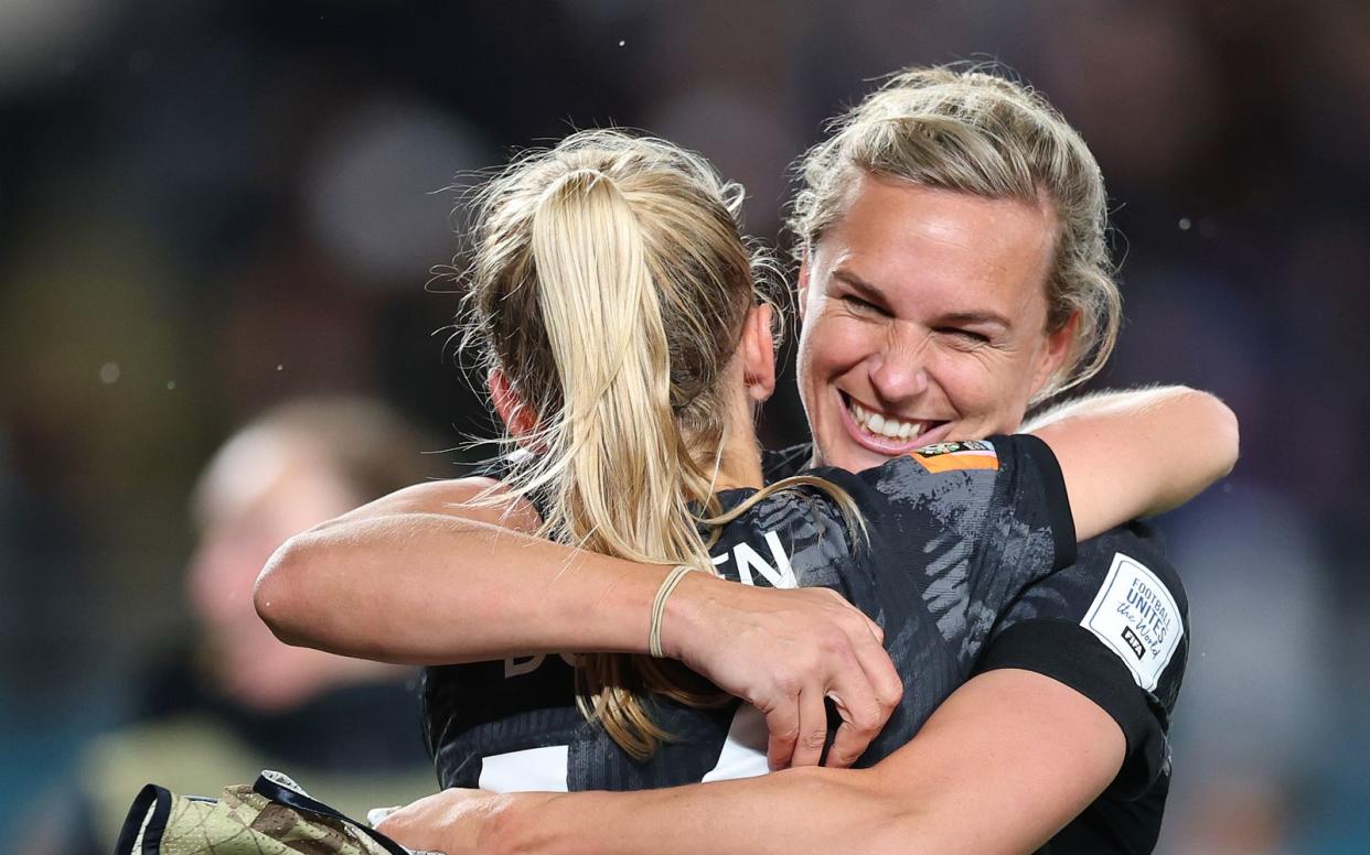 Katie Bowen (links) und Hannah Wilkinson feiern den Sieg ihrer Mannschaft Neuseeland gegen Norwegen. Auch bei der ARD dürfte man zufrieden gewesen sein: Die Quoten zum Auftakt können sich sehen lassen. (Bild: 2023 Getty Images / Phil Walter)