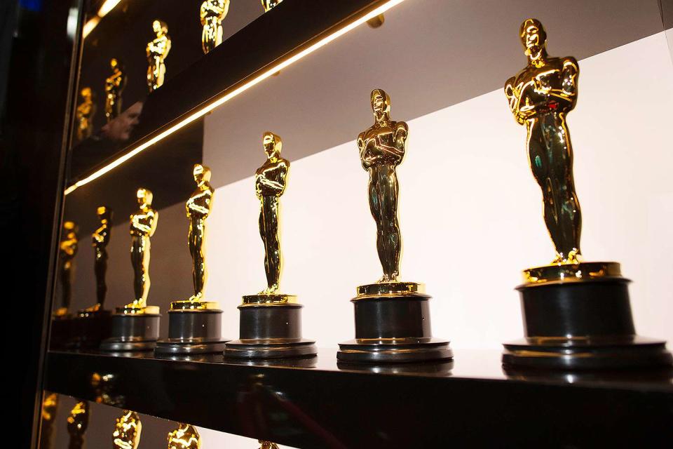 Oscars statuettes