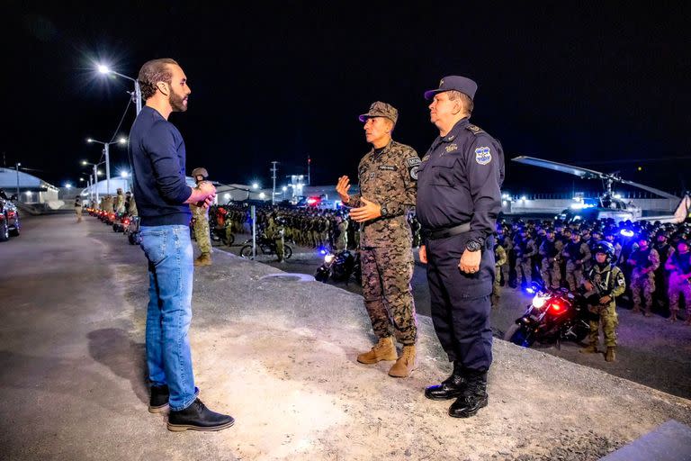 El presidente de El Salvador, Nayib Bukele, inaugura una nueva cárcel con capacidad de hasta 40.000 reos.