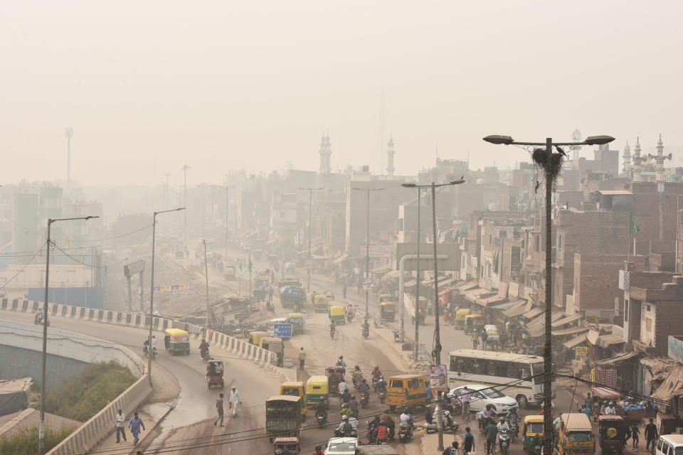 After a grim Thursday, NCR residents woke up to smog-filled surroundings even on Friday as AQI continued to show alarming numbers. (Sonu Mehta / Hindustan Times via Getty Images file)