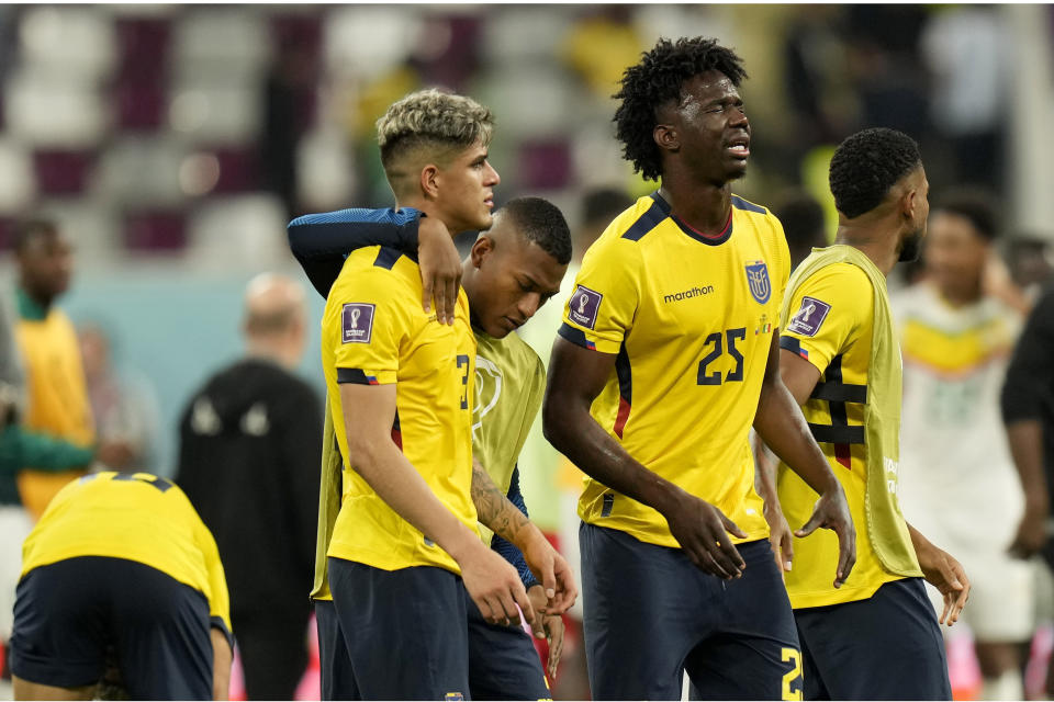 Los jugadores de Ecuador reaccionan después de perder el partido ante Senegal 2-1 por el Grupo A y quedar fuera del Mundial de Qatar, en el Estadio Internacional Jalifa en Doha, Qatar, el martes 29 de noviembre de 2022. (AP Foto/Francisco Seco)